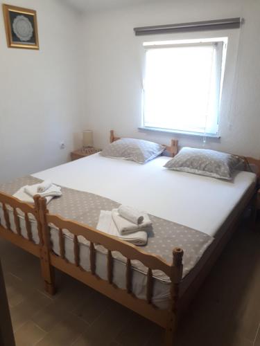 two beds in a room with a window at Studio apartman Firdaus-Bihać, Dobrenica bb in Bihać