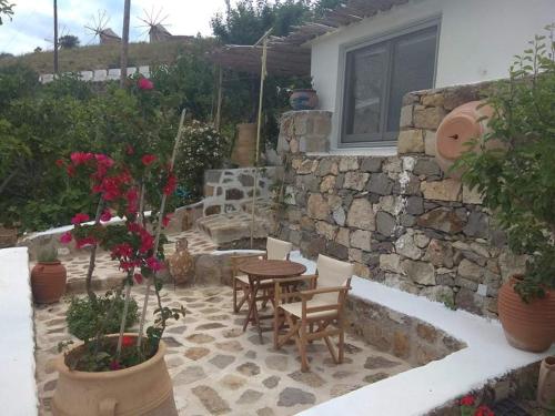 Taman di luar TRADITIONAL STUDIO Chora Patmos