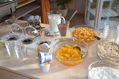 a counter topped with bowls of food and other ingredients at velcrea in Willebadessen
