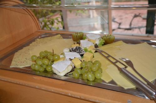a tray filled with cheese and grapes and cheese at velcrea in Willebadessen