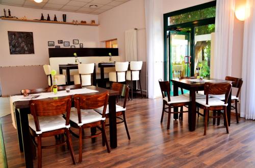 una sala da pranzo con tavoli e sedie in legno di velcrea a Willebadessen
