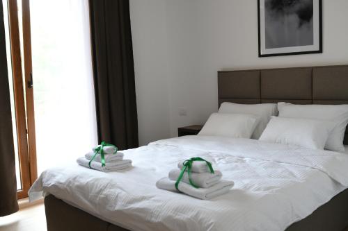 a bedroom with a bed with towels on it at Casa D Argento in Veliko Gradište