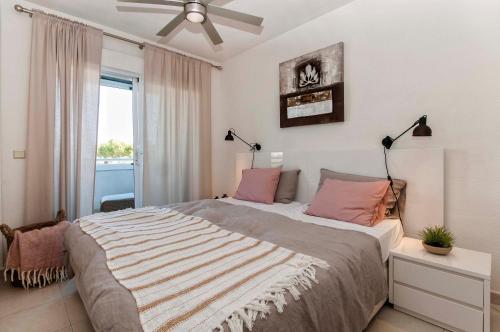 ein Schlafzimmer mit einem großen Bett und einem Fenster in der Unterkunft FINALBIR MIMAR- Vistas al mar-Sea view- parking in Albir