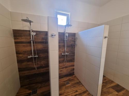 uma casa de banho com um chuveiro e uma parede de madeira em Vintage Resort em Sarud