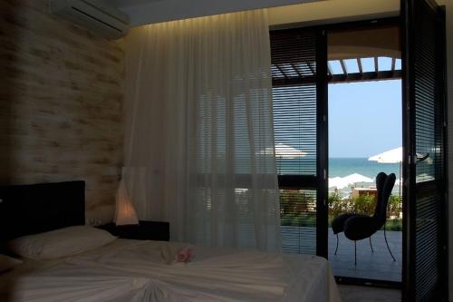 Un pat sau paturi într-o cameră la Apartments Oasis VIP Club