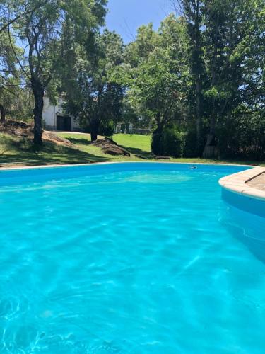 Navalmoral de BéjarにあるFinca La Fresneda en Sierra de Béjarの背景の青い水のプール