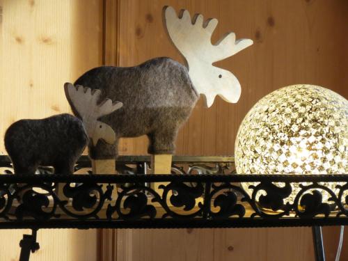 two figurines of a moose and a ball on a shelf at Landhaus Am Arzbach in Bad Tölz