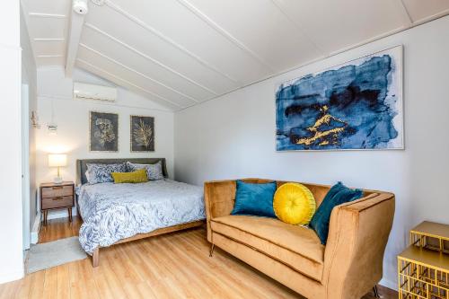 1 dormitorio con 1 cama y 1 sofá en Motel Rideau, en Brossard