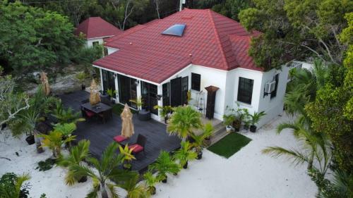 une vue aérienne sur une maison avec un toit rouge dans l'établissement The Pilot House, à Rock Sound