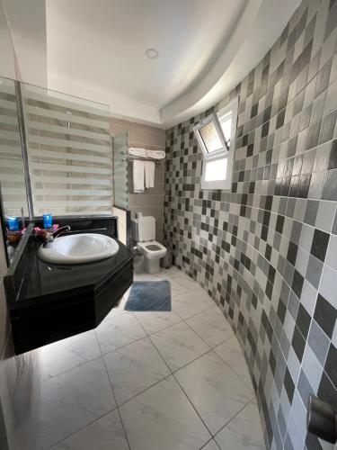 Kylpyhuone majoituspaikassa Naama Inn Hotel