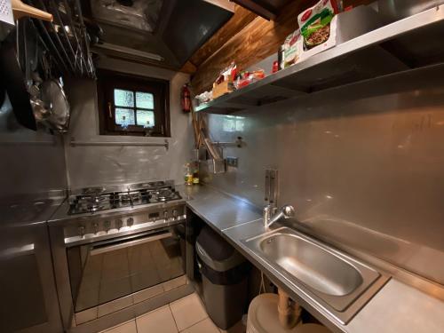 Köök või kööginurk majutusasutuses Koliba u Rytiera