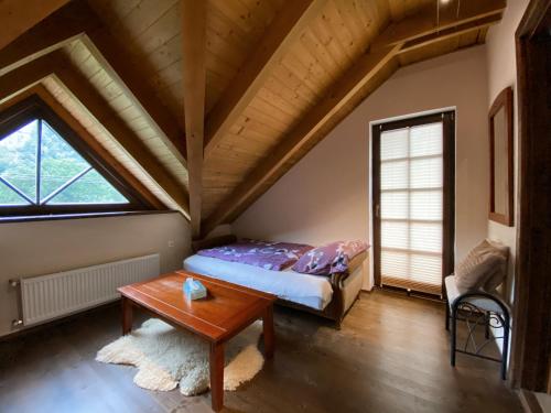 מיטה או מיטות בחדר ב-Koliba u Rytiera