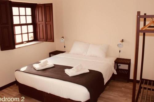 una camera da letto con un letto e due asciugamani di Casa Elias a Óbidos