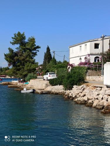 einen Fluss mit einem Boot auf der Seite in der Unterkunft Apartment Zora in Nečujam