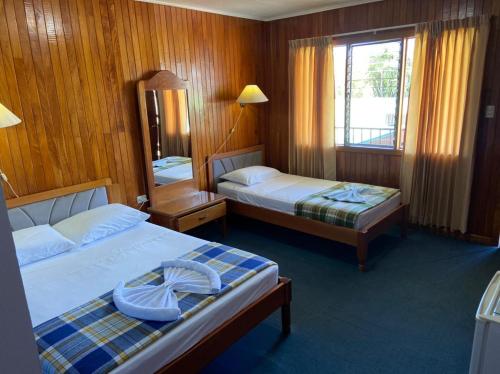 En eller flere senge i et værelse på Hotel Naralit