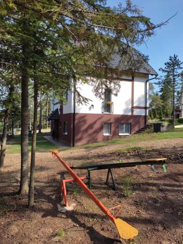 Zona de juegos infantil en Apartmani Borova Iglica Divčibare