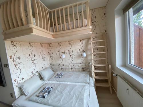 Llit o llits en una habitació de Apartmán Slapy-Ždáň