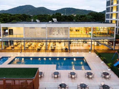 a view of a building with a swimming pool at Flat em Frente ao Parque Beto Carreiro in Penha