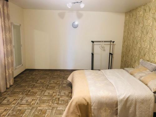 a bedroom with a bed in a room at Julia 2 in Umanʼ