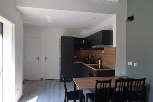 - une cuisine avec une table et des chaises en bois dans la chambre dans l'établissement Le Petit Paradis, à Cassis