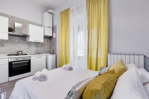 CRYSTAL TREVI FOUNTAIN - romedreamhome