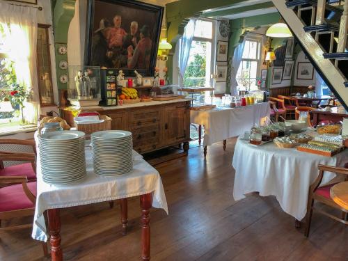 a restaurant with tables with plates on top of them at Hotel & Restaurant De Fortuna in Edam