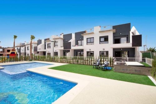 een huis met een zwembad voor een huis bij Lamar - Pilar de la Horadada in Pilar de la Horadada