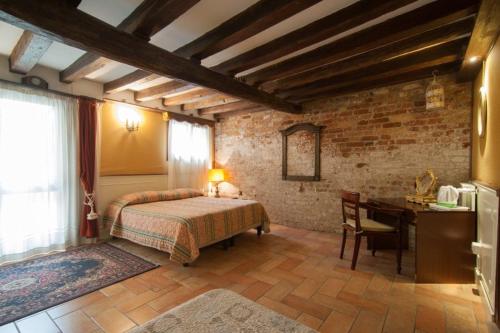 1 dormitorio con 1 cama y escritorio en una habitación en Ca' Rielo, en Venecia