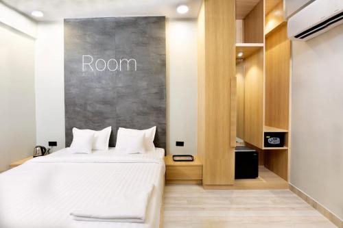 Un dormitorio con una cama y una pared con una habitación en Nk7 Lake Town, en Calcuta