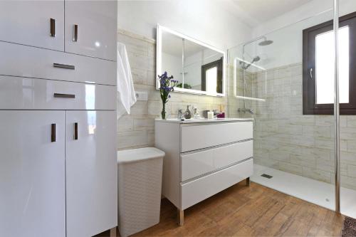 a white bathroom with a sink and a mirror at Casa Pino Arujo in Tijarafe