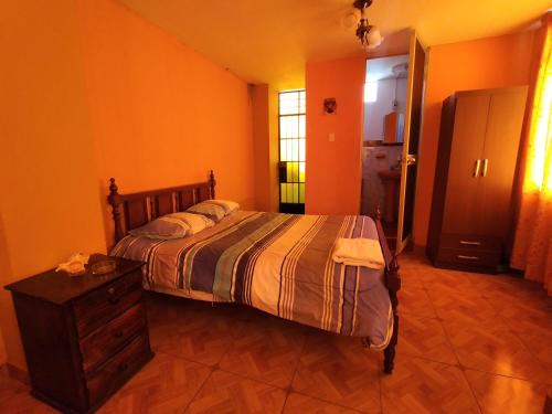 a bedroom with a bed and a dresser in it at Travel House in Ica