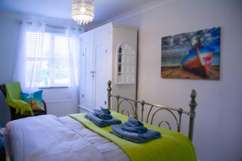 En eller flere senge i et værelse på Stunning Seafront House with garden and private parking