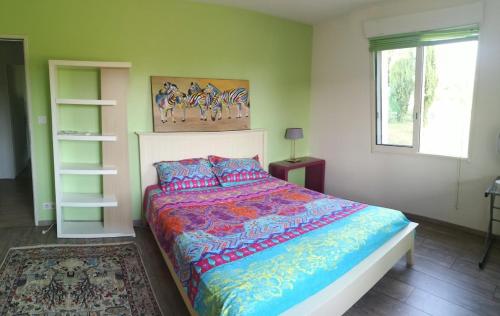 een slaapkamer met een groot bed en een raam bij B&B chez EVA en Périgord in Le Buisson de Cadouin