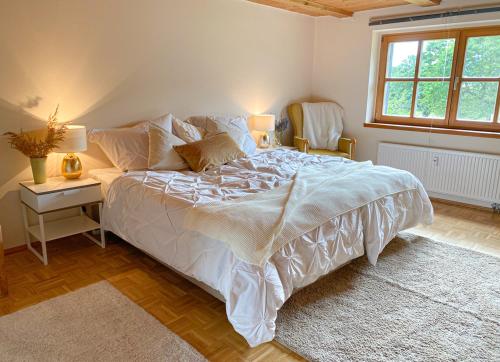 - une chambre avec un grand lit et une fenêtre dans l'établissement Ferienhaus Sohrmühle, à Niederbrobritzsch