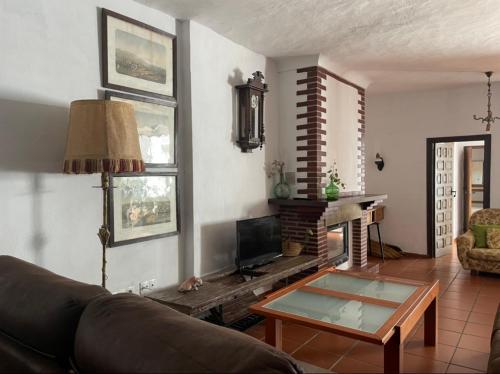 uma sala de estar com um sofá e uma mesa de centro em La Casa 5 em Grazalema
