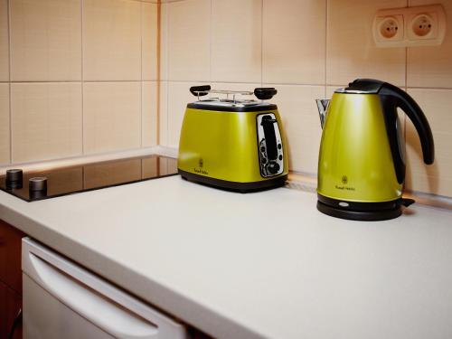 a yellow and black toaster sitting on a kitchen counter at Apartament w Drawsku in Drawsko Pomorskie