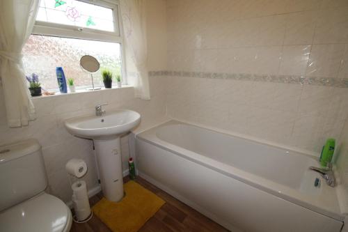 a bathroom with a sink and a tub and a toilet at Brookdale House in Skegby
