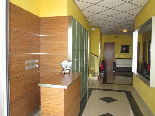 un pasillo en una oficina con paneles de madera en Appartamenti Katja, en Bibione