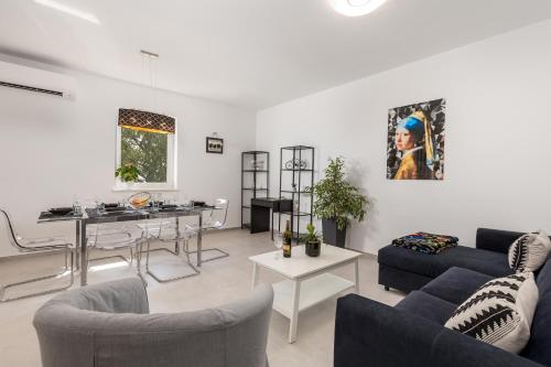 - un salon avec un canapé et une table dans l'établissement Apartments Vila Belvedere, à Rijeka