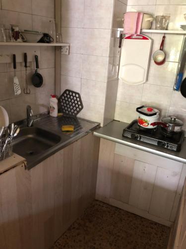 Mini Hostel,Eco Chakviにあるキッチンまたは簡易キッチン