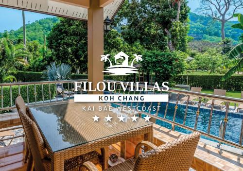 象島的住宿－Filou Villas，池畔露台配有桌椅