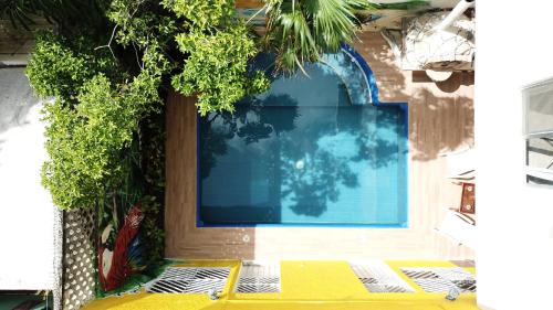 a swimming pool on the side of a building at Departamento céntrico, perfectamente ubicado, dos habitaciones in Cancún