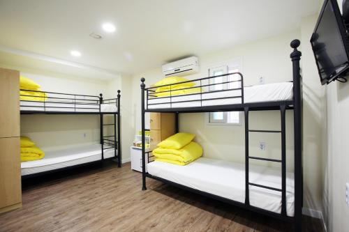 Postel nebo postele na pokoji v ubytování 24 Guesthouse Myeongdong Avenue