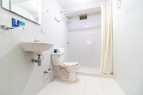 Bathroom sa Ayenda Oporto Suites