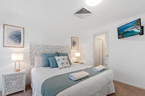 Ένα ή περισσότερα κρεβάτια σε δωμάτιο στο Noosa Boutique Apartments & Elkhorn Villas