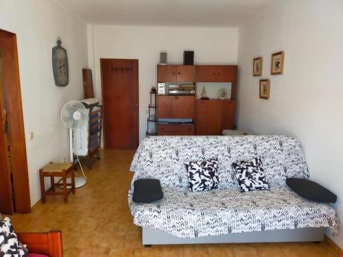 a living room with a couch in a room at Cantinho do Zé e da Júlia in Lagos