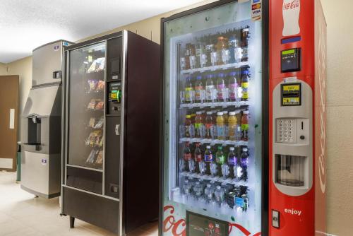 ナイアックにあるFairBridge Inn Express Nyackの飲み物の自動販売機