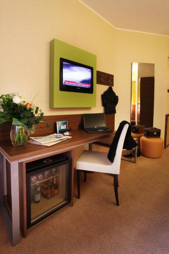 a room with a desk with a laptop and a chair at Hotel Des Etrangers in Milan
