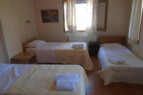 Katil atau katil-katil dalam bilik di Eleni's house in Valanio