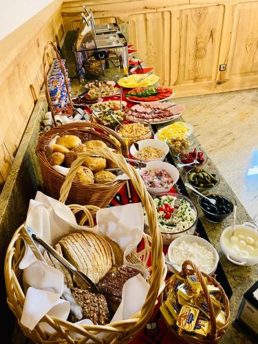 un buffet de comida en una mesa con cestas de comida en Willa Dolina Harenda, en Zakopane